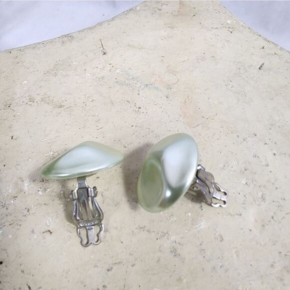 Vintage Pearlescent Mint Clip on Earrings made in Japan - Picture 3 of 6